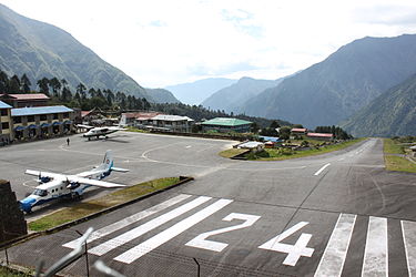 Der lebensgefährliche Flughafen von Lukla, eingepfercht zwischen die Berge des Himalayas, mit sehr kurzer Piste und Steigung von 50 m!