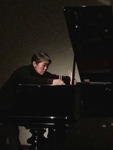 Masako Ohta performed mit Stäbchen